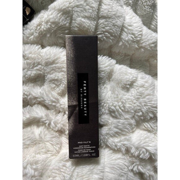 Fenty Beauty Pro Filt'r Soft Matte -250- - Picture 1 of 5